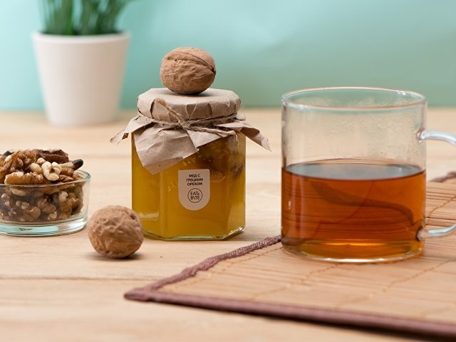 Мед с грецким орехом thumbnail