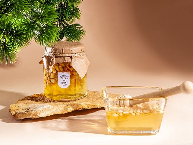 Мед с кедровыми орешками thumbnail