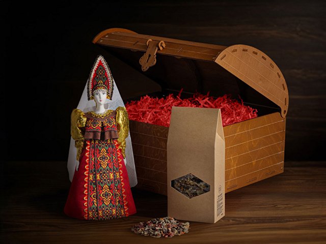 Подарочный набор: кукла фарфоровая, чай "Малина с мятой"