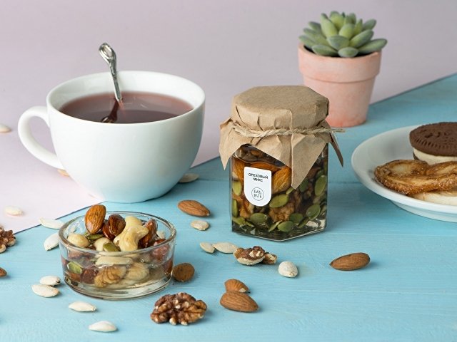 Мед с миксом из орехов thumbnail